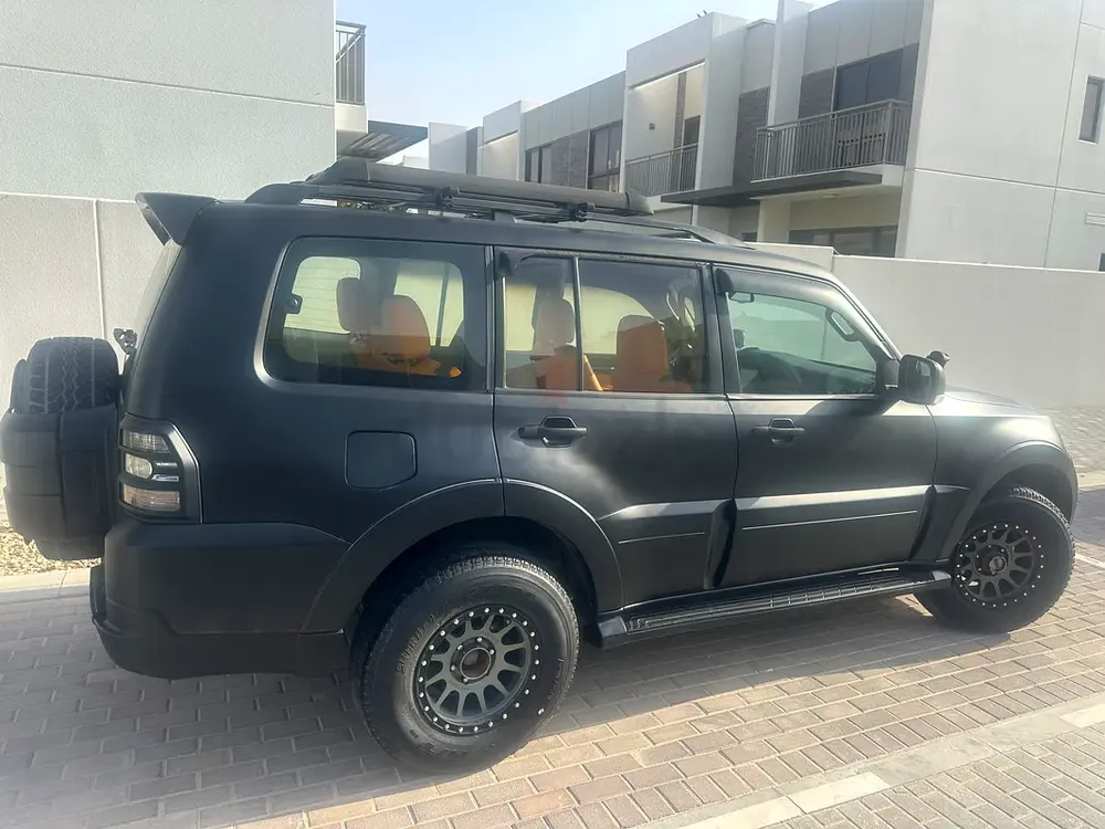 Mitsubishi Pajero black mat - Image 4