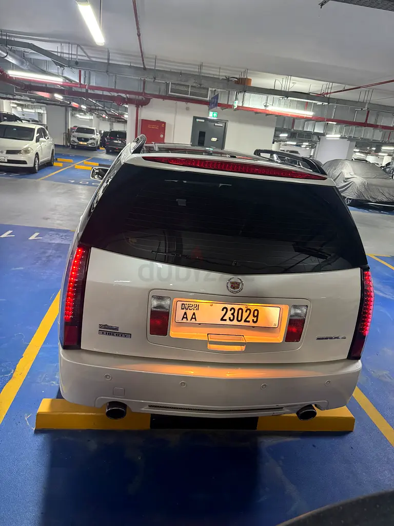 Cadillac SRX 2009 GCC LOW MILEAGE - Image 4