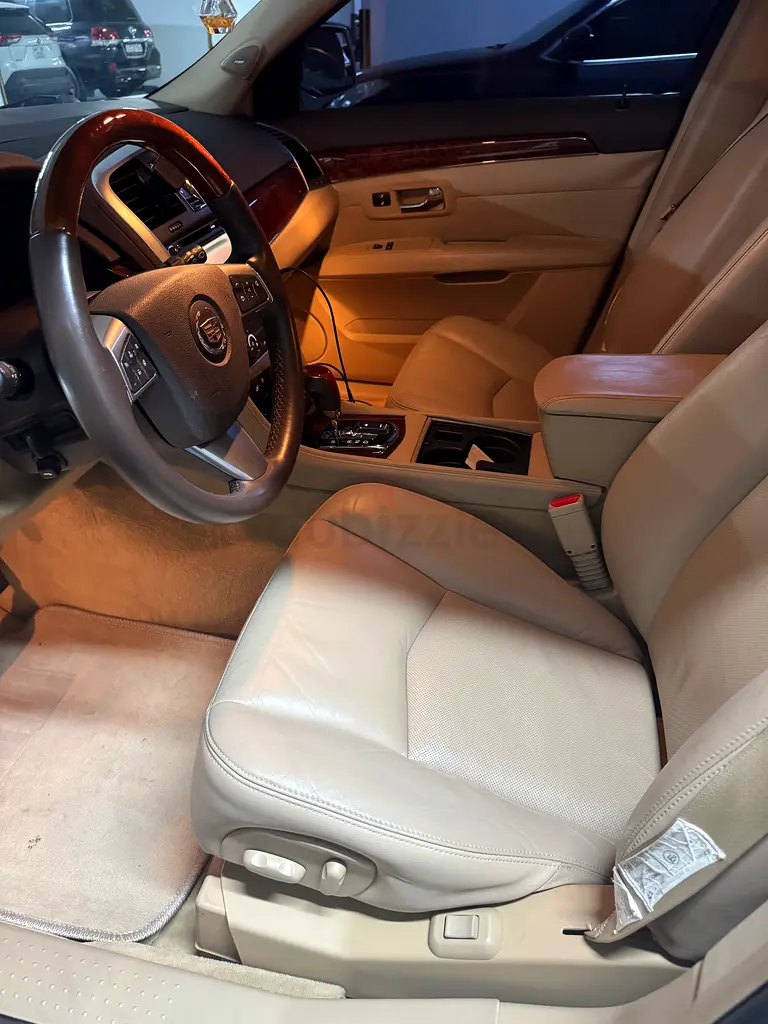 Cadillac SRX 2009 GCC LOW MILEAGE - Image 6