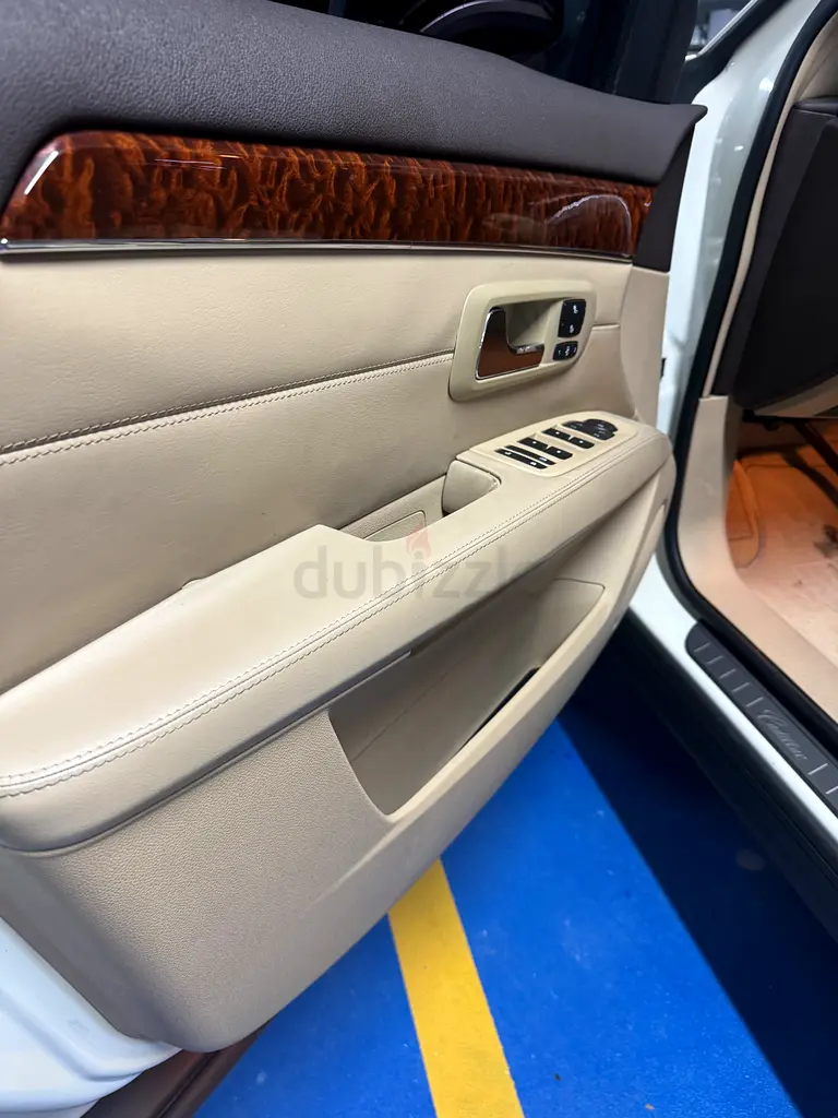 Cadillac SRX 2009 GCC LOW MILEAGE - Image 7