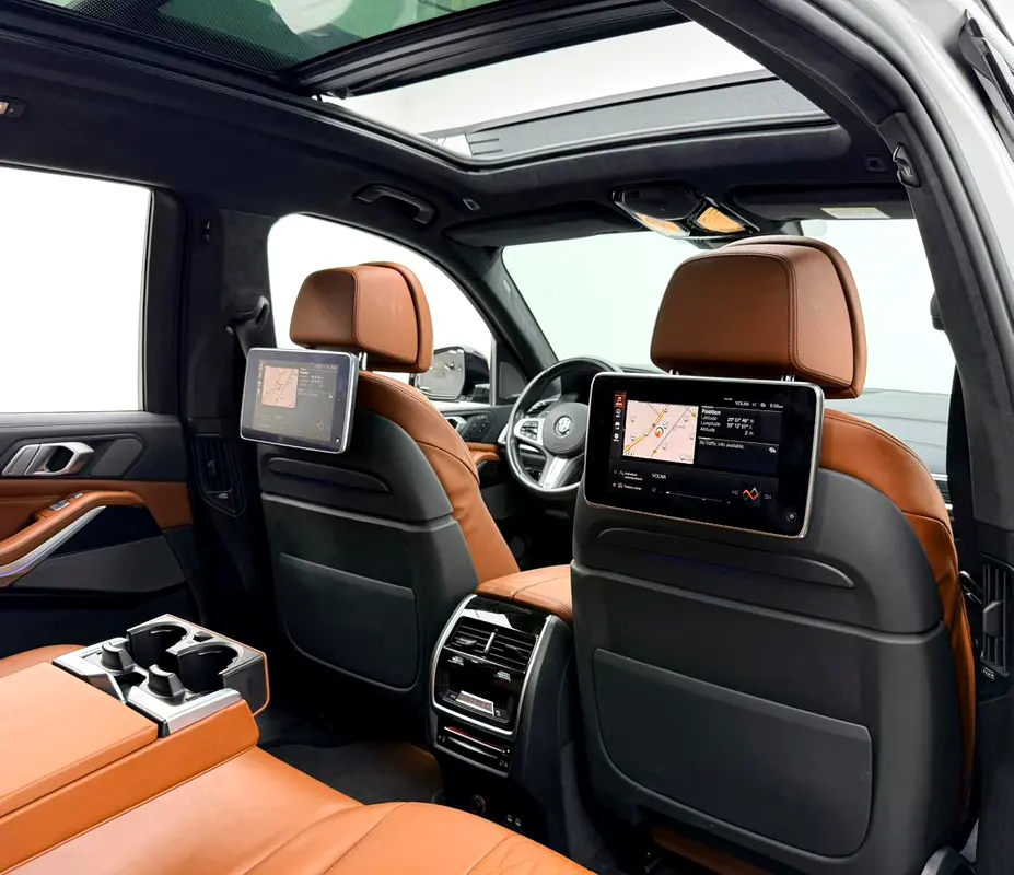 2022 BMW X7 M50i M-Sport, 2027 BMW Warranty + Service Pack, Full BMW Service History, 7 Seater, GCC - Image 17