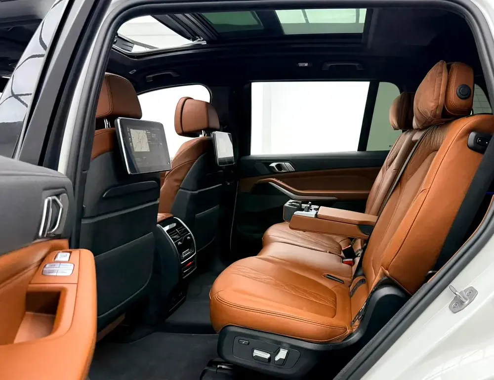 2022 BMW X7 M50i M-Sport, 2027 BMW Warranty + Service Pack, Full BMW Service History, 7 Seater, GCC - Image 18