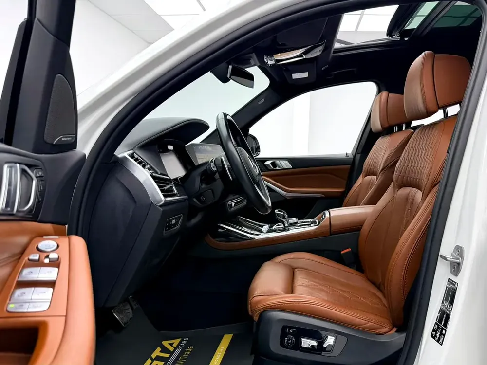2022 BMW X7 M50i M-Sport, 2027 BMW Warranty + Service Pack, Full BMW Service History, 7 Seater, GCC - Image 8
