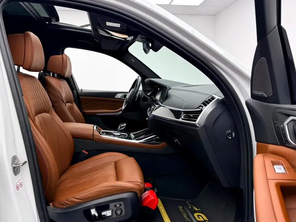 2022 BMW X7 M50i M-Sport, 2027 BMW Warranty + Service Pack, Full BMW Service History, 7 Seater, GCC - Image 9