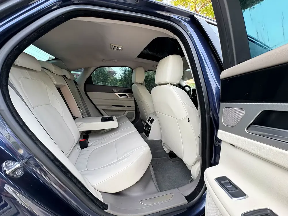 JAGUAR XF 25T / 2016 / GCC / AGENCY MAINTAINED / ORIGINAL PLAN / PERFECT CONDITION / 2KEYS - Image 9