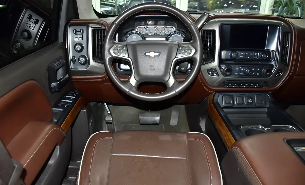 ORIGINAL PAINT ( صبغ وكاله ) Chevrolet Silverado High Country 4x4 6.2 L ( 2017 Model ) GCC Specs - Image 12