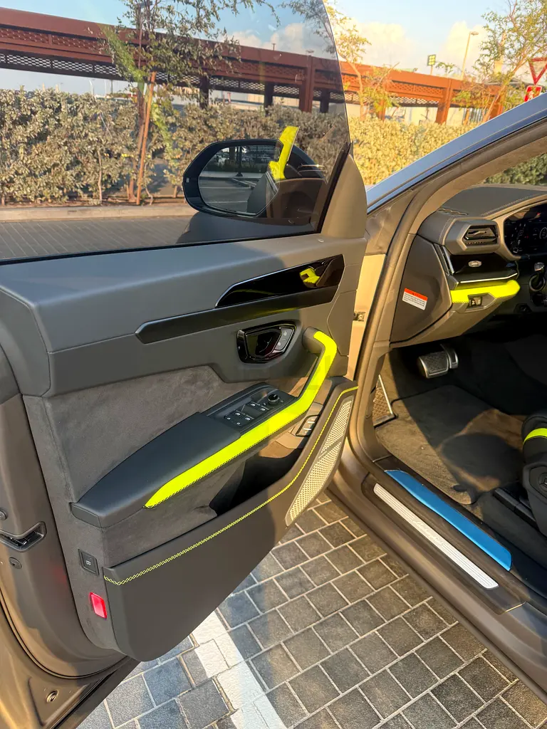 Lamborghini urus se - Image 11