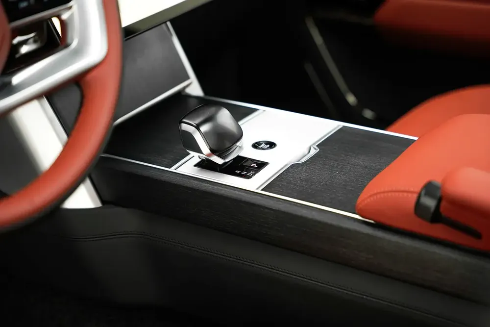 2025 RANGE ROVER SV WITH WARRANTY - Image 10