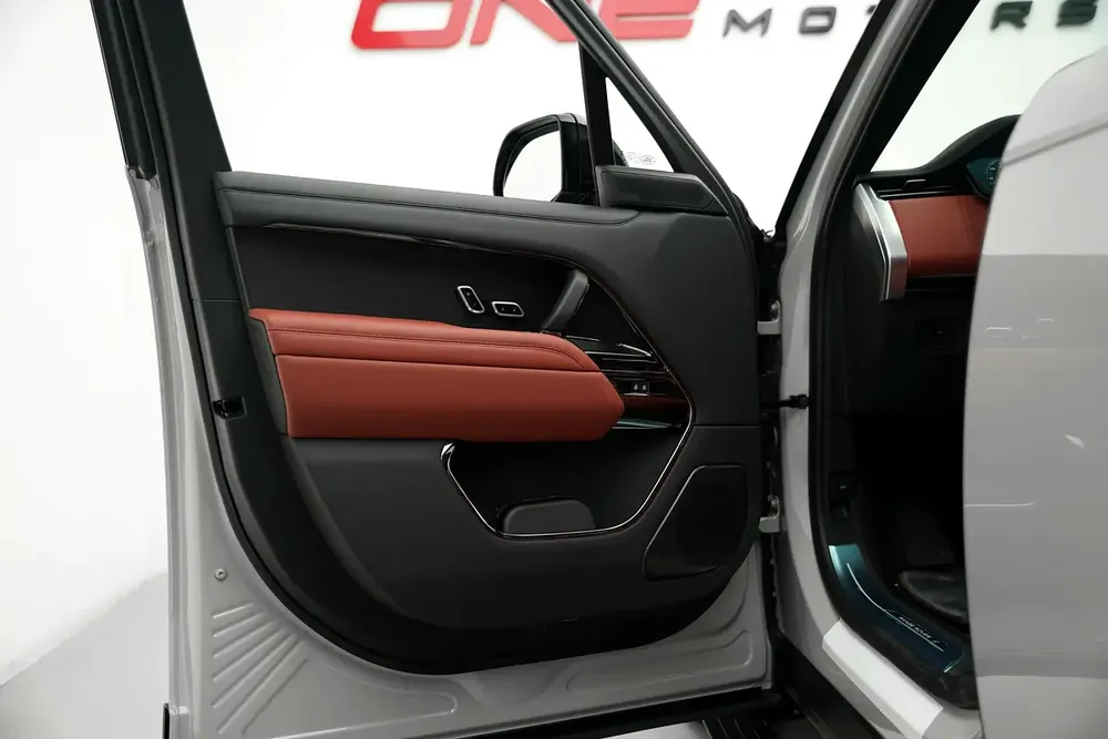 2025 RANGE ROVER SV WITH WARRANTY - Image 12