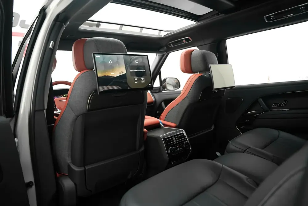 2025 RANGE ROVER SV WITH WARRANTY - Image 13