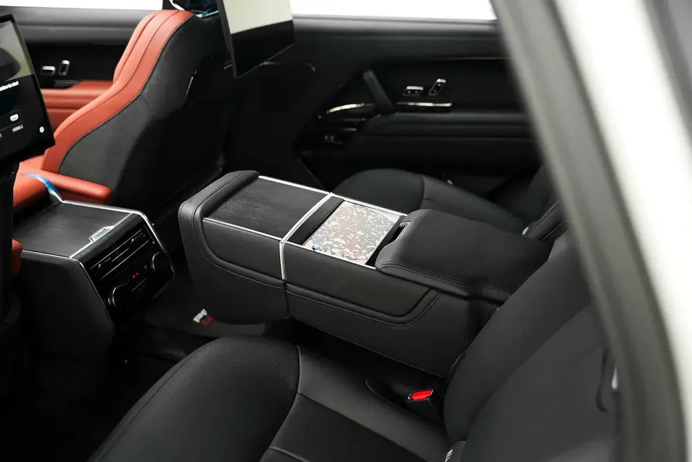 2025 RANGE ROVER SV WITH WARRANTY - Image 17