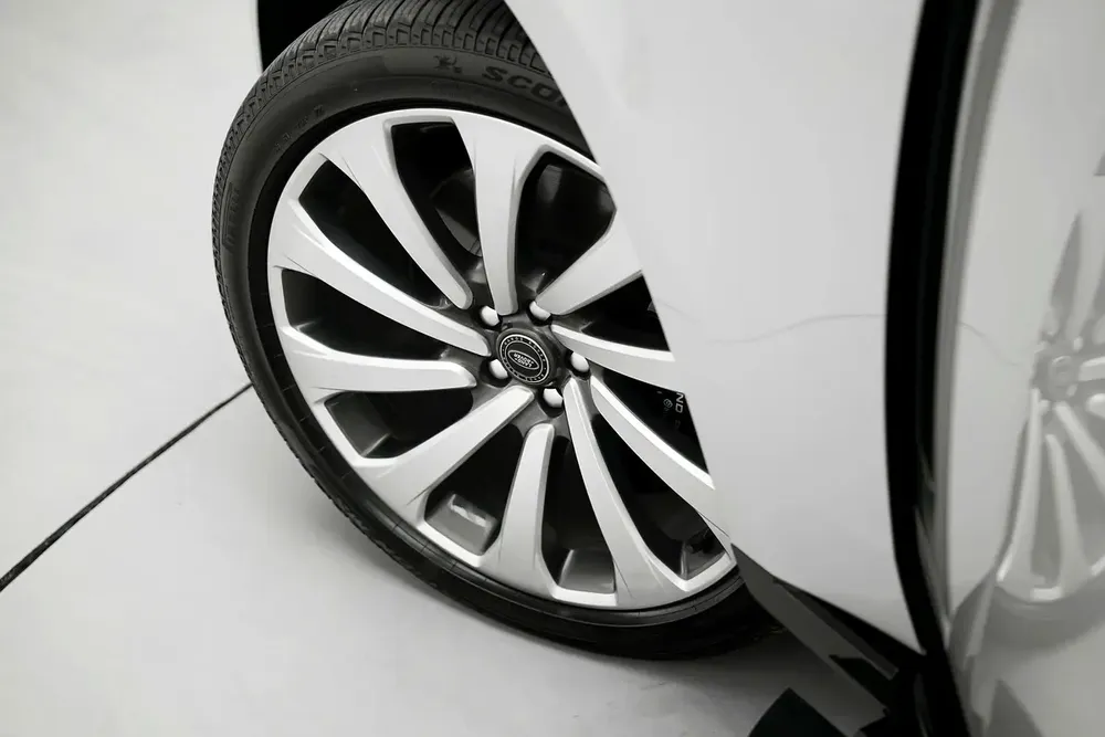 2025 RANGE ROVER SV WITH WARRANTY - Image 19