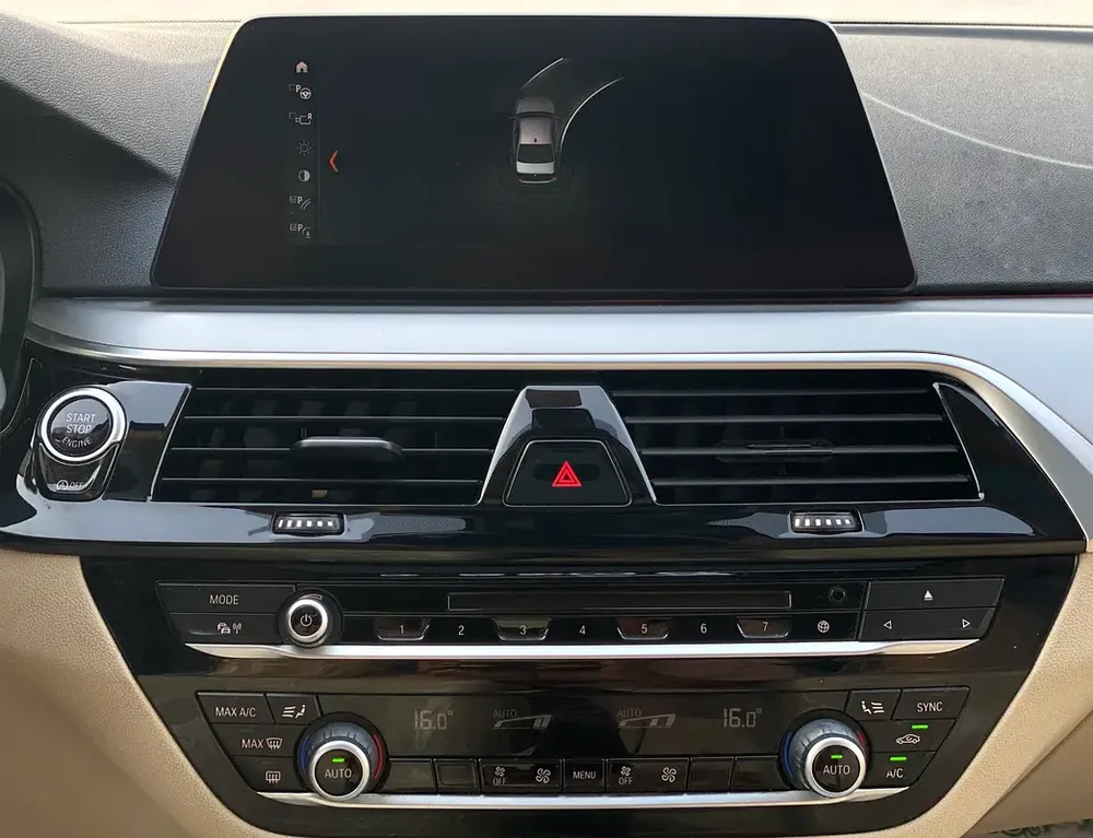 AED 950 Per Month | 2020 BMW 520i | GCC Specs | V4 2.0L engine Twin Turbo - Image 9
