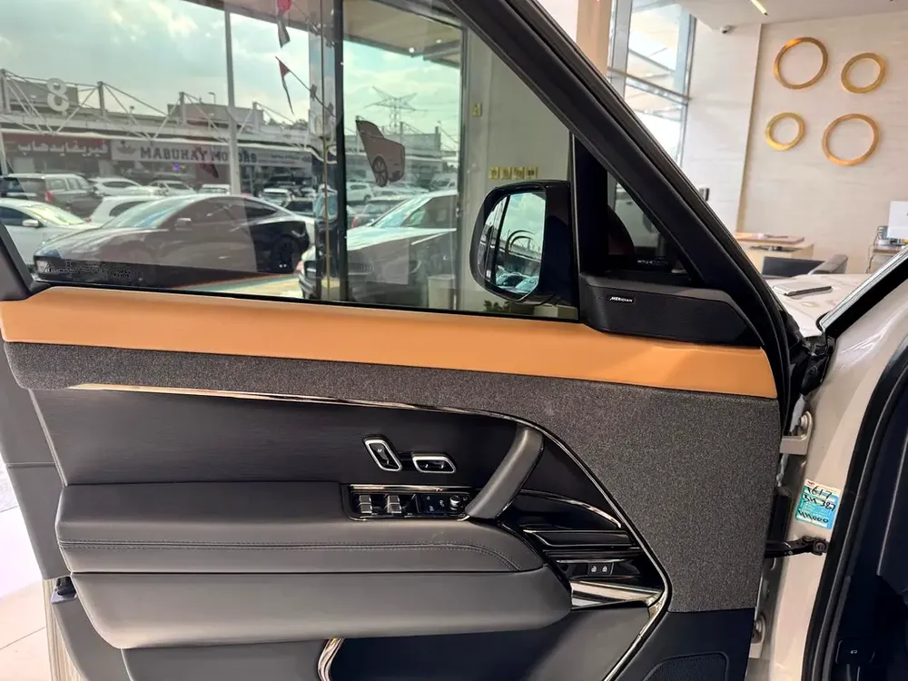Land Rover Range Rover Vogue HSE 2018 - GCC Specs - Pristine Condition - Image 10