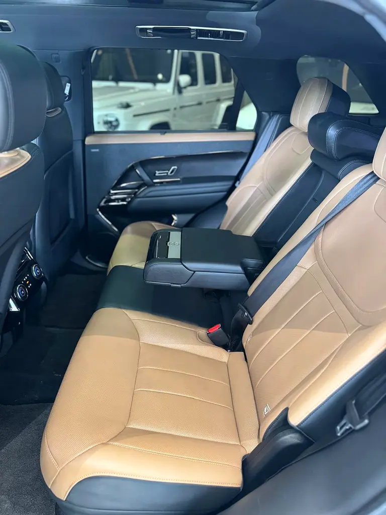 Land Rover Range Rover Vogue HSE 2018 - GCC Specs - Pristine Condition - Image 12