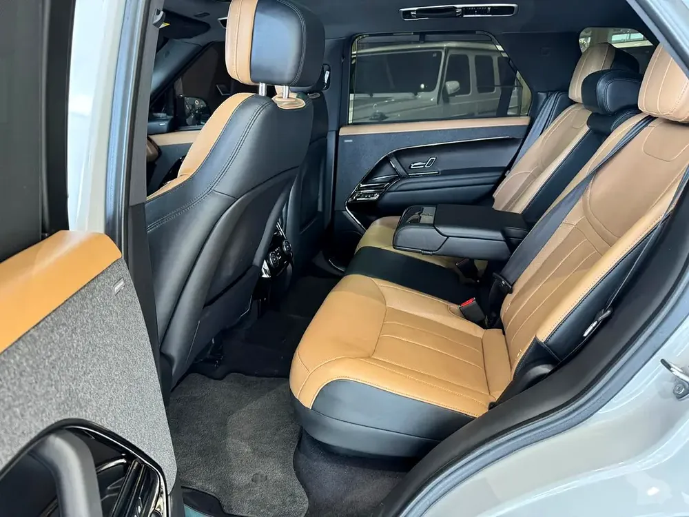 Land Rover Range Rover Vogue HSE 2018 - GCC Specs - Pristine Condition - Image 13