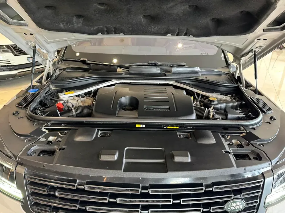 Land Rover Range Rover Vogue HSE 2018 - GCC Specs - Pristine Condition - Image 16