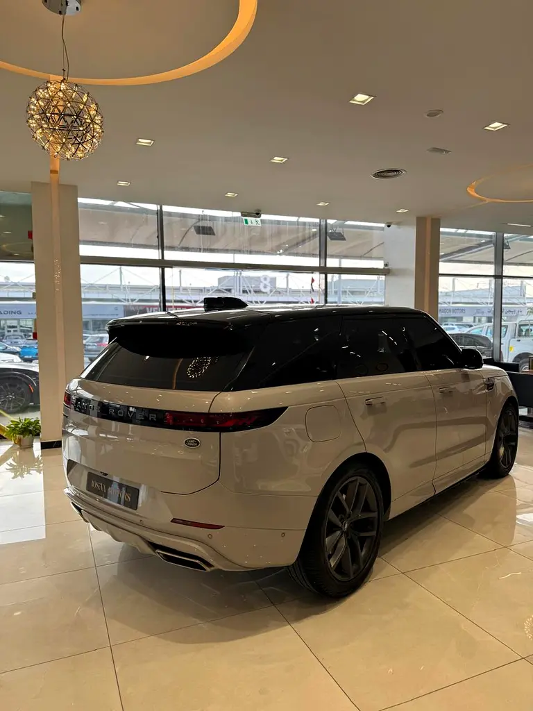Land Rover Range Rover Vogue HSE 2018 - GCC Specs - Pristine Condition - Image 4