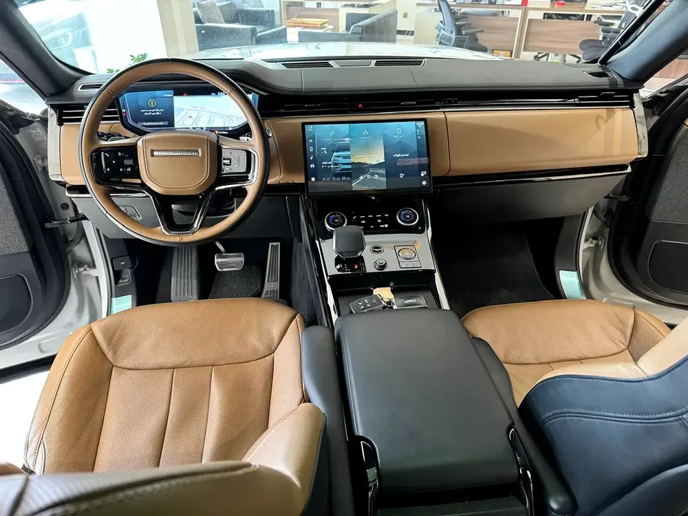 Land Rover Range Rover Vogue HSE 2018 - GCC Specs - Pristine Condition - Image 5