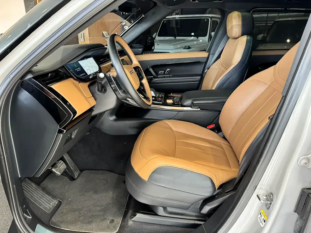 Land Rover Range Rover Vogue HSE 2018 - GCC Specs - Pristine Condition - Image 7
