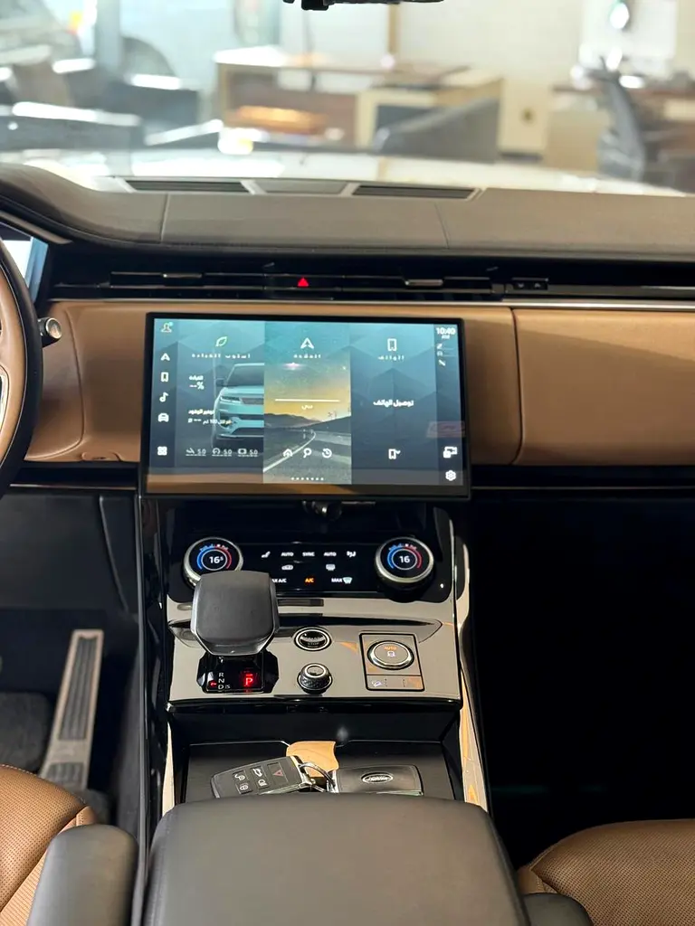 Land Rover Range Rover Vogue HSE 2018 - GCC Specs - Pristine Condition - Image 8