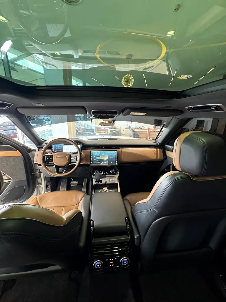 Land Rover Range Rover Vogue HSE 2018 - GCC Specs - Pristine Condition - Image 9