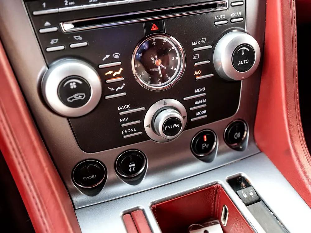 ASTON MARTIN DB9 V12 | GCC | LUXURY EDITION - Image 15
