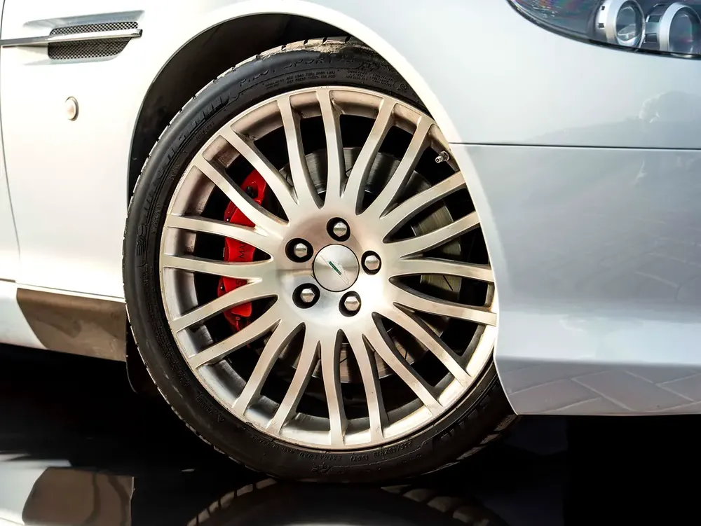 ASTON MARTIN DB9 V12 | GCC | LUXURY EDITION - Image 8