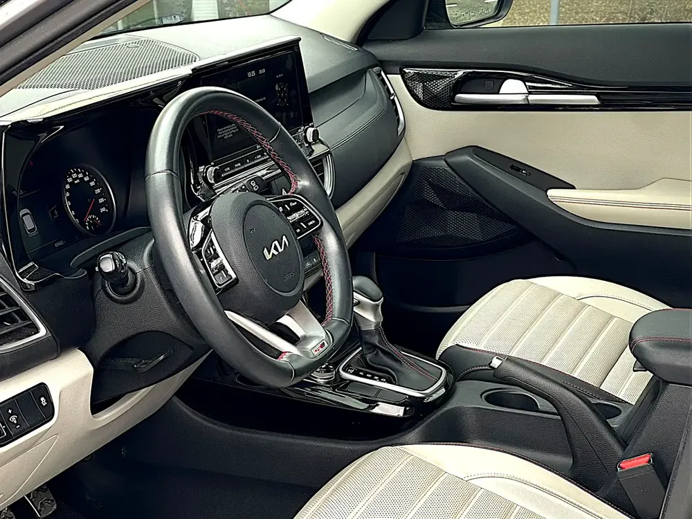 AED 976 P.m | Kia Seltos GT Line 2022 GCC Specs - Excellent Condition | Under warranty - Image 14
