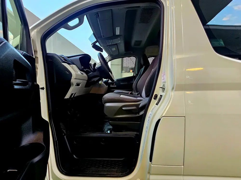 HIACE PASSENGER/ PATROL MANUAL/ 3.5 V6/ LOW MILEAGE - Image 10