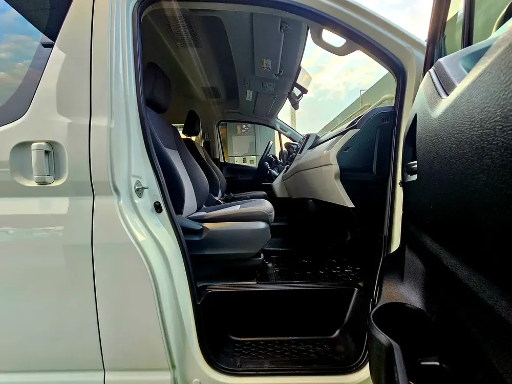HIACE PASSENGER/ PATROL MANUAL/ 3.5 V6/ LOW MILEAGE - Image 11