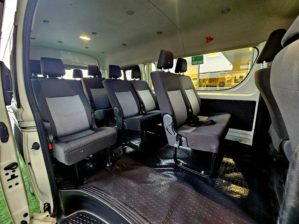 HIACE PASSENGER/ PATROL MANUAL/ 3.5 V6/ LOW MILEAGE - Image 12