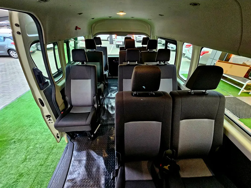 HIACE PASSENGER/ PATROL MANUAL/ 3.5 V6/ LOW MILEAGE - Image 13