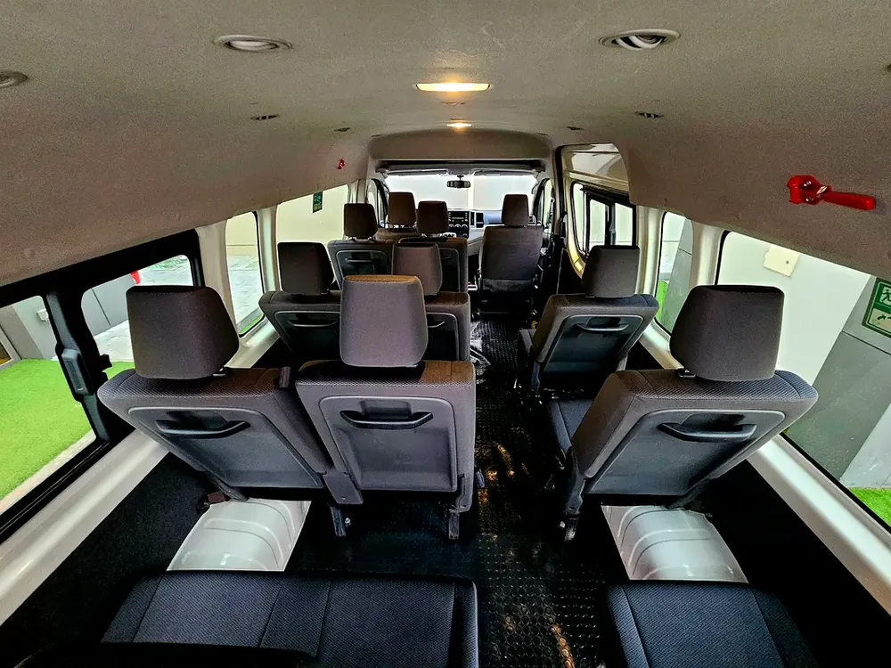 HIACE PASSENGER/ PATROL MANUAL/ 3.5 V6/ LOW MILEAGE - Image 14