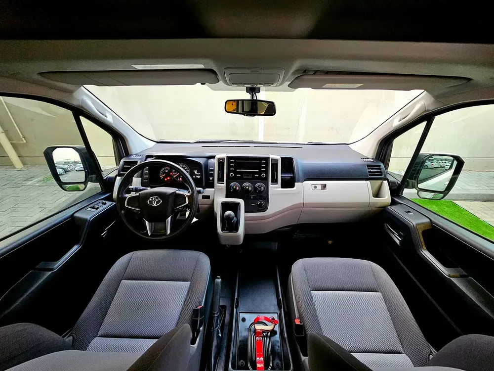 HIACE PASSENGER/ PATROL MANUAL/ 3.5 V6/ LOW MILEAGE - Image 15