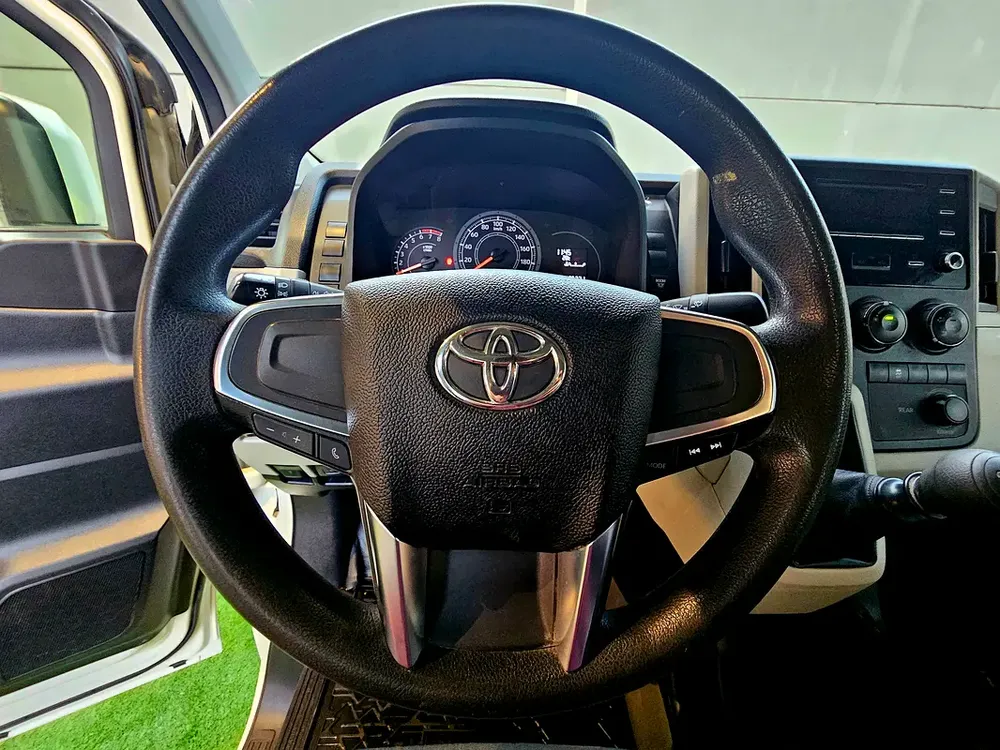 HIACE PASSENGER/ PATROL MANUAL/ 3.5 V6/ LOW MILEAGE - Image 16