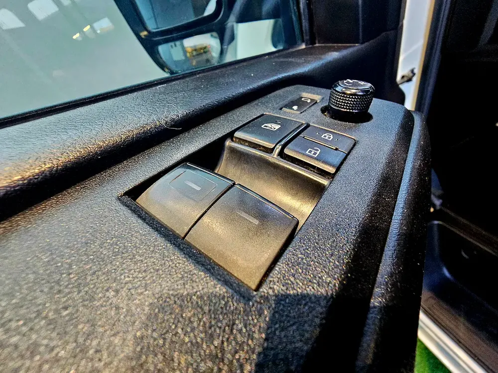 HIACE PASSENGER/ PATROL MANUAL/ 3.5 V6/ LOW MILEAGE - Image 18