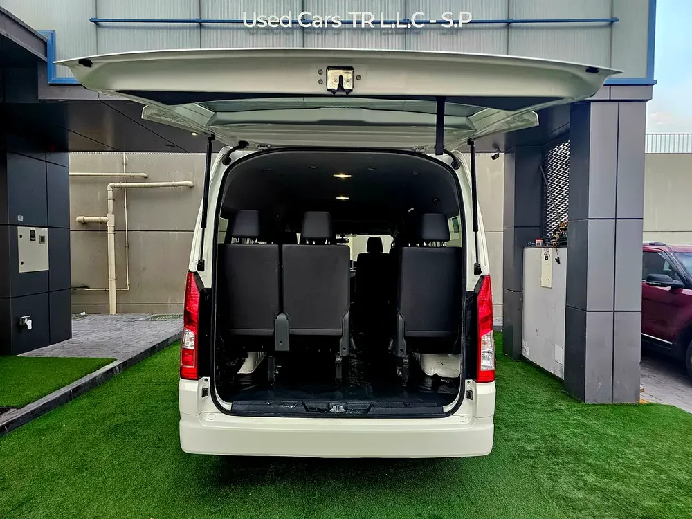 HIACE PASSENGER/ PATROL MANUAL/ 3.5 V6/ LOW MILEAGE - Image 5