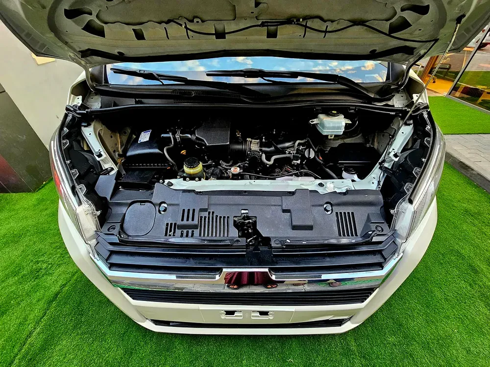 HIACE PASSENGER/ PATROL MANUAL/ 3.5 V6/ LOW MILEAGE - Image 6