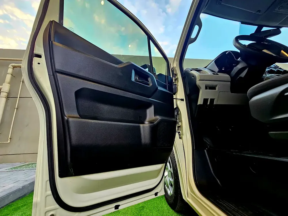 HIACE PASSENGER/ PATROL MANUAL/ 3.5 V6/ LOW MILEAGE - Image 9