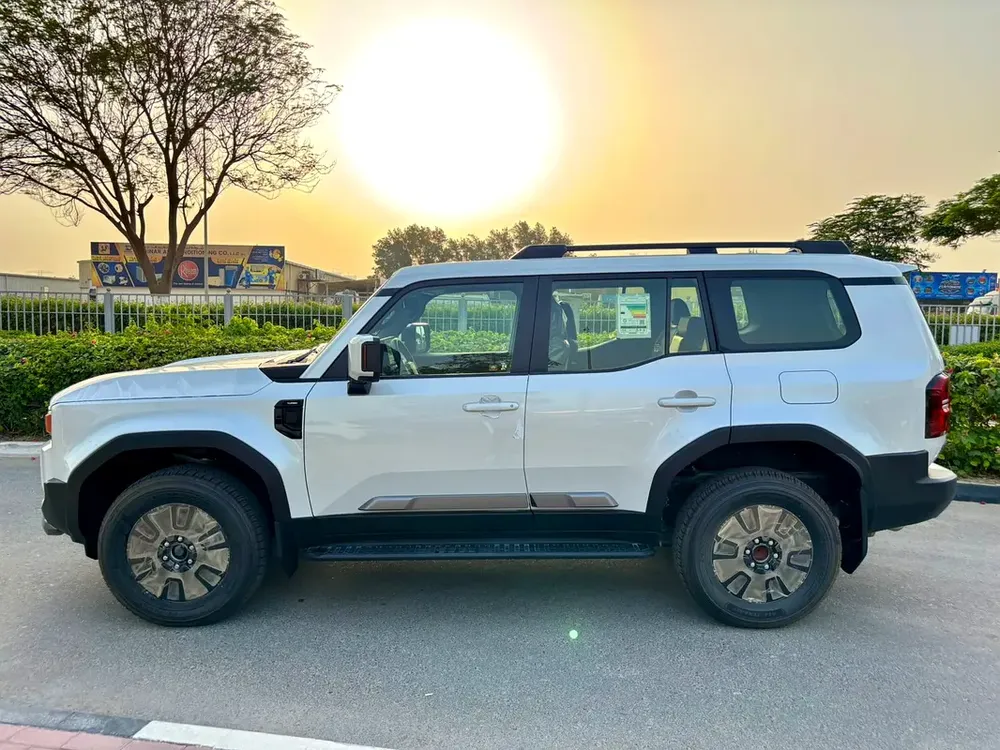 2.4 L PETROLToyota Prado ALL RUNDAR  2025 - GCC Specs - Brand New - Image 4