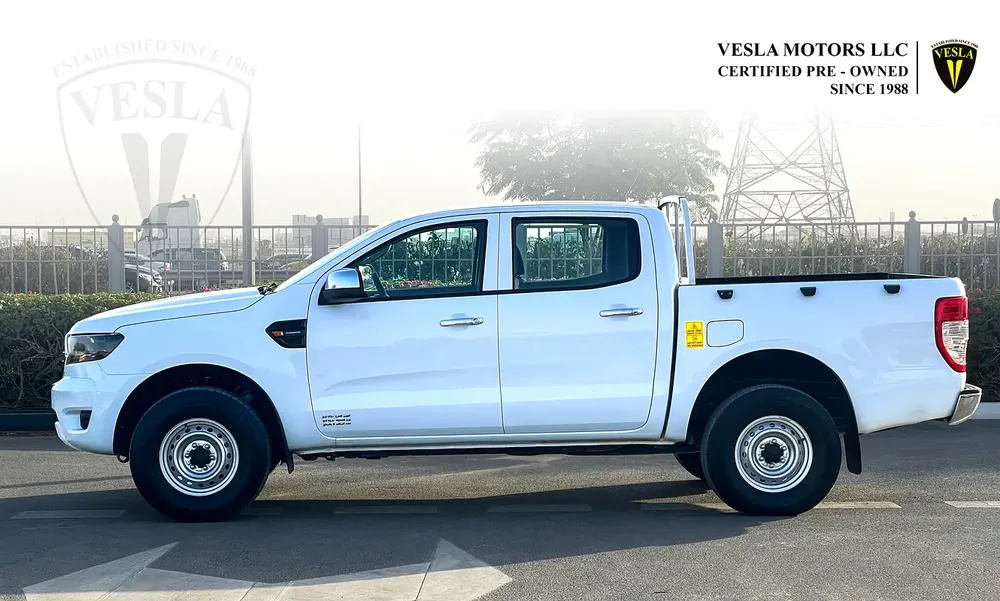 DEALER WARRANTY + FREE SERVICE / 4WD + PETROL + MANUA GEAR + BLUETOOTH + USB + POWER LOCKS - Image 4