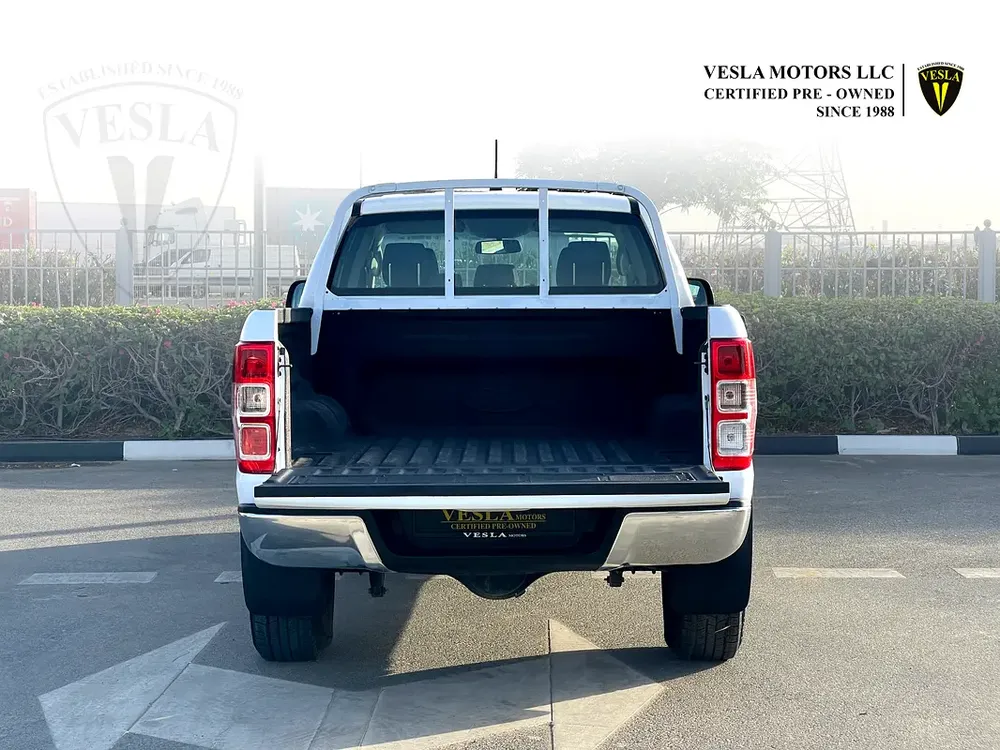 DEALER WARRANTY + FREE SERVICE / 4WD + PETROL + MANUA GEAR + BLUETOOTH + USB + POWER LOCKS - Image 8