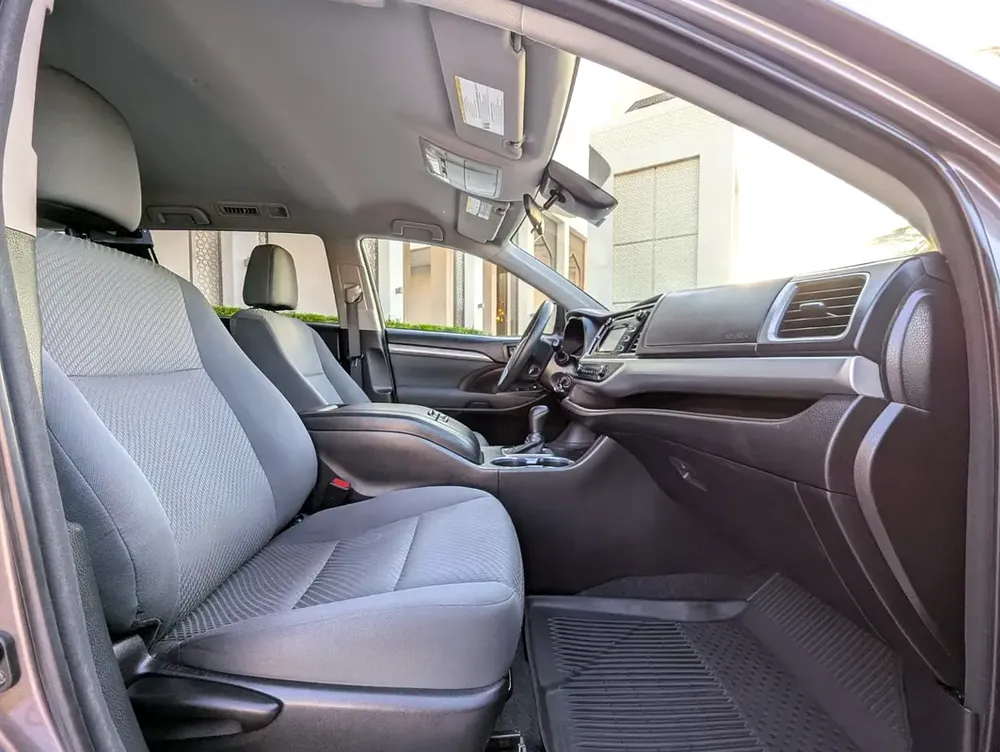 TOYOTA HIGHLANDER 2018 LE V6 3.5L 7 SEATER IN EXCELLENT CONDITION - Image 4