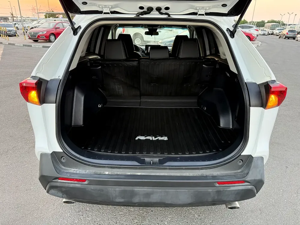 Toyota Rav 4 XLE Hybrid 2021 - American Specs - Well Maintained - Image 14