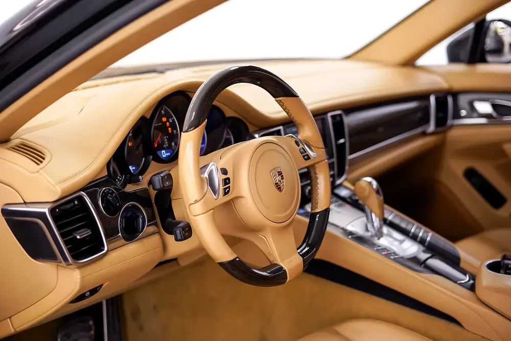 AED 1012 PM | PORSCHE PANAMERA 2012 | 20” TURBO RIMS | CARBON FIBER PACKAGE | 1 YEAR WARRANTY | GCC - Image 11