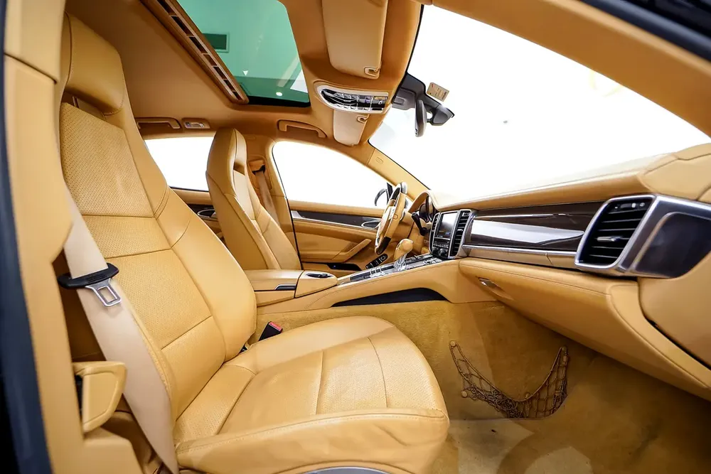 AED 1012 PM | PORSCHE PANAMERA 2012 | 20” TURBO RIMS | CARBON FIBER PACKAGE | 1 YEAR WARRANTY | GCC - Image 15