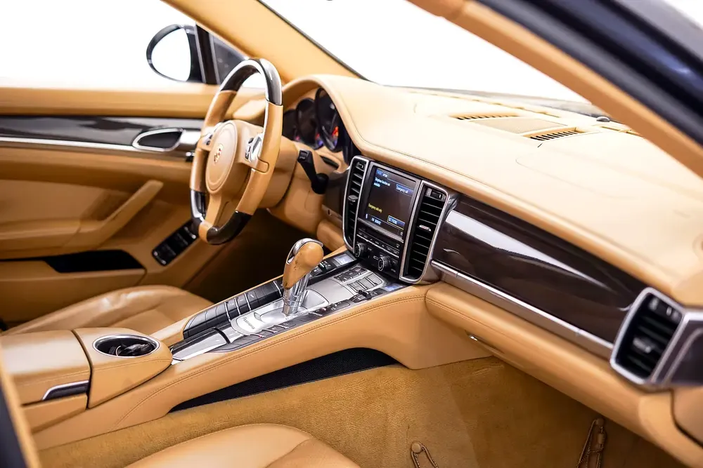 AED 1012 PM | PORSCHE PANAMERA 2012 | 20” TURBO RIMS | CARBON FIBER PACKAGE | 1 YEAR WARRANTY | GCC - Image 16