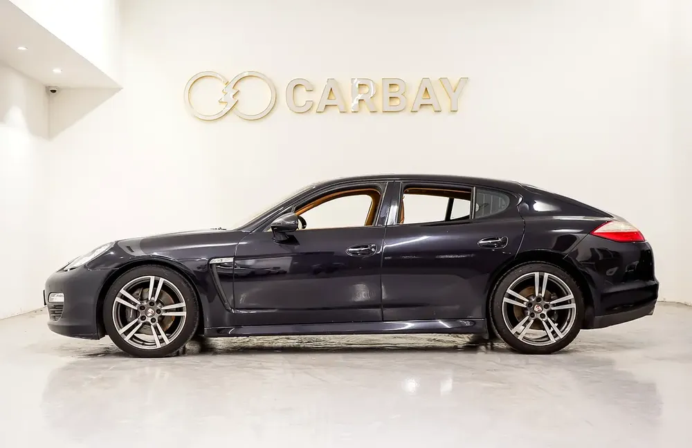 AED 1012 PM | PORSCHE PANAMERA 2012 | 20” TURBO RIMS | CARBON FIBER PACKAGE | 1 YEAR WARRANTY | GCC - Image 4