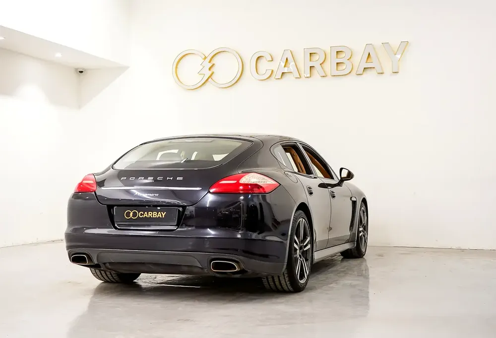 AED 1012 PM | PORSCHE PANAMERA 2012 | 20” TURBO RIMS | CARBON FIBER PACKAGE | 1 YEAR WARRANTY | GCC - Image 5